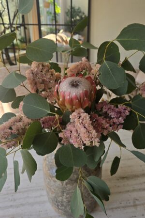 blumenstrauss der woche protea blumen arrangement strauss eukalyptus strandflieder bei mrs greenery bestellen kaufen
