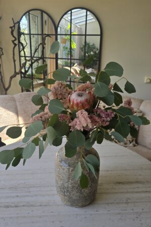 blumenstrauss der woche protea blumen arrangement strauss eukalyptus strandflieder bei mrs greenery bestellen kaufen