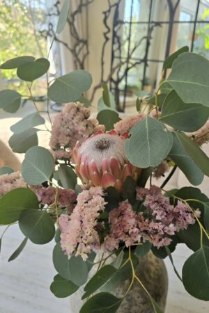 blumenstrauss der woche protea blumen arrangement strauss eukalyptus strandflieder bei mrs greenery bestellen kaufen