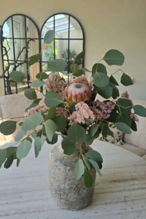 blumenstrauss der woche protea blumen arrangement strauss eukalyptus strandflieder bei mrs greenery bestellen kaufen