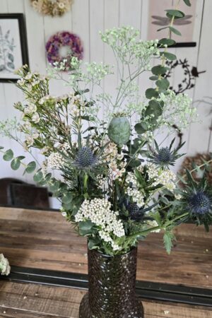 blumenstrauss der woche mohn distel blumen arrangement strauss eukalyptus bei mrs greenery bestellen kaufen