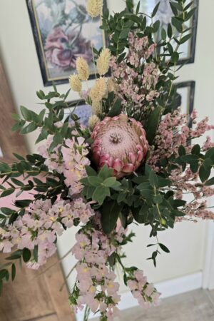 blumenstrauss der woche protea strandflieder blumen arrangement strauss eukalyptus bei mrs greenery bestellen kaufen