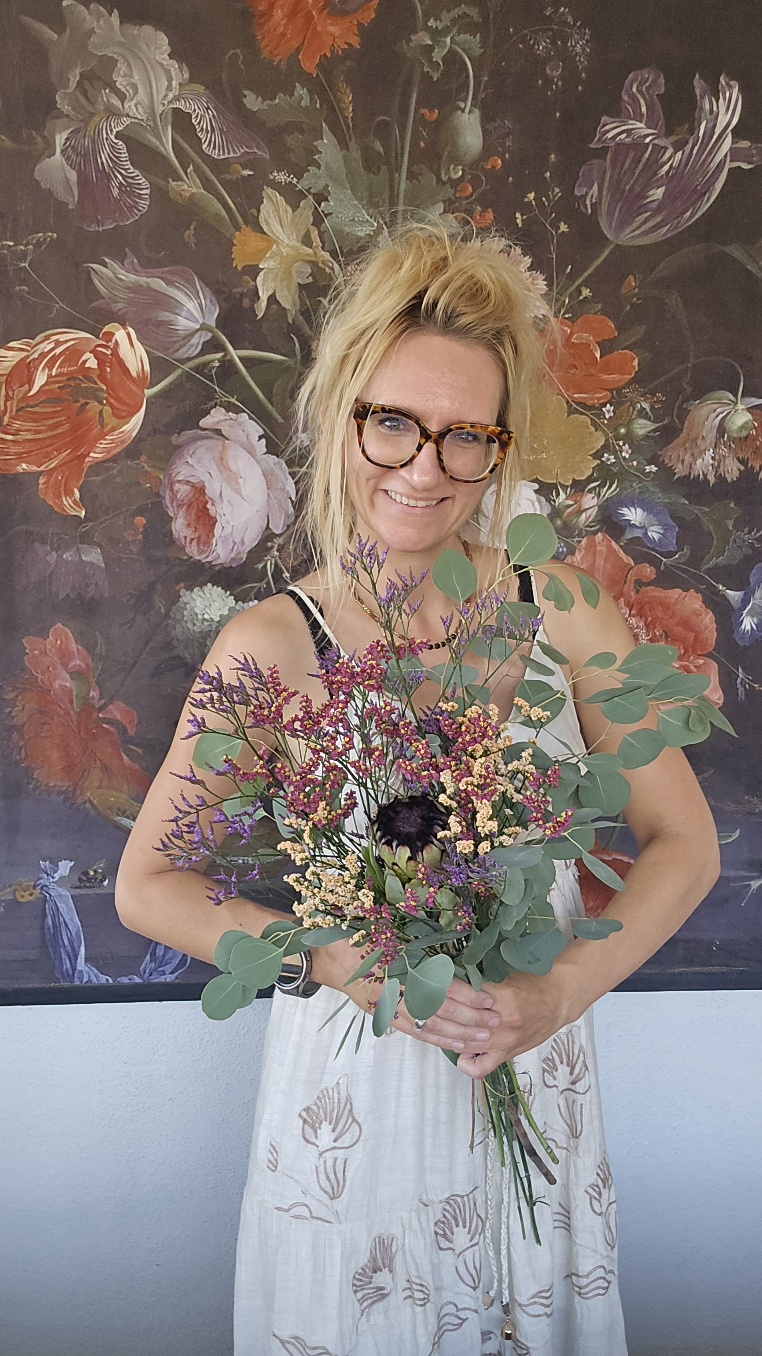 blumenstrauss der woche protea strandflieder blumen arrangement strauss eukalyptus bei mrs greenery bestellen kaufen