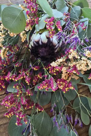 blumenstrauss der woche protea strandflieder blumen arrangement strauss eukalyptus bei mrs greenery bestellen kaufen