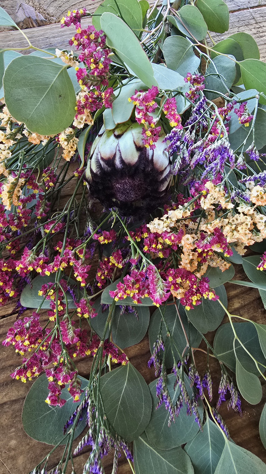 blumenstrauss der woche protea strandflieder blumen arrangement strauss eukalyptus bei mrs greenery bestellen kaufen